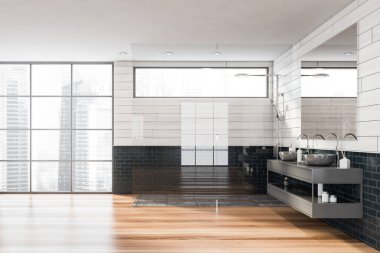 Panoramik banyonun içinde ahşap ve gri tuğla duvarlar, ahşap zemin, gri tezgahta çift lavabo, büyük ayna ve duş kabini var. 3d oluşturma