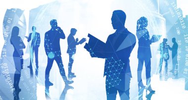 Bulanık Moskova 'da internet arayüzü ile birlikte çalışan iş adamı ve takım arkadaşlarının silueti. Şebeke ve iş ekibi kavramı. Tonu ayarlanmış resim