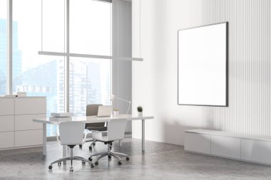 Panoramik CEO ofisinin köşesinde beyaz duvarlar, beton zemin, ziyaretçiler için sandalyeli beyaz bilgisayar masası ve bulanık şehir manzaralı pencere. Dikey model poster çerçevesi. 3d oluşturma