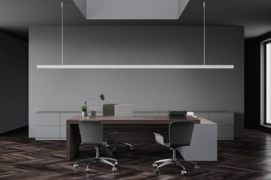 Gri duvarları, koyu tahta zemini ve ziyaretçiler için sandalyeleri olan bilgisayar masası olan modern CEO ofisinin içi. 3d oluşturma