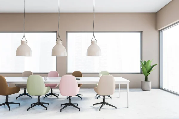 Interior Elegante Sala Reuniões Com Paredes Bege Piso Concreto Mesa — Fotografia de Stock