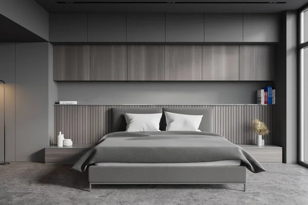时尚主卧室的内部 有灰色和木制墙壁 混凝土地面 国王尺寸的床和两张床头柜 3D渲染 — 图库照片