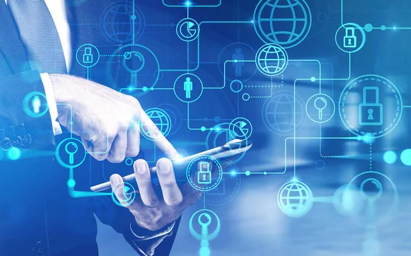 Bulanık odada akıllı telefon kullanan bir iş adamı. İnternetin yaratıcılığını ve internetteki iş arayüzünü iki kez kullanıyor. Tonu ayarlanmış resim