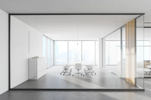 白とガラスの壁 コンクリートの床 白い椅子と木製のドアと長い会議室のインテリア ぼやけた街並みの窓 3Dレンダリング — ストック写真
