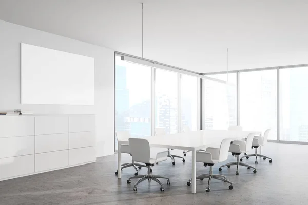 有白色和玻璃墙的时髦会议室角落 混凝土地面 有白色椅子的长桌子 窗户模糊的城市景观 横向模拟海报 3D渲染 — 图库照片