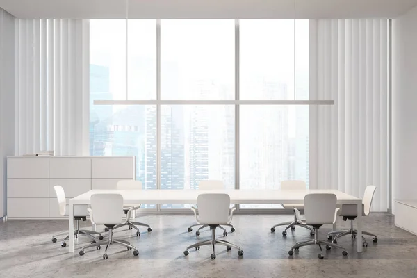 室内有明亮宽敞的会议室 有白色的墙壁 混凝土地面 有扶手椅的长长的白色会议桌 窗户模糊的城市景观 3D渲染 — 图库照片