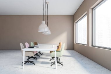 Bej duvarları, beton zemini, pastel sandalyeli uzun toplantı masası ve endüstriyel lambaları olan şık toplantı odasının yan görüntüsü. Bulanık şehir manzaralı pencereler. 3d oluşturma
