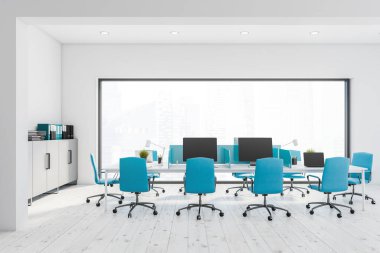 Beyaz duvarları, ahşap zemini, mavi sandalyeleri ve gri dosya dolapları olan büyük beyaz bilgisayar masası. Bulanık şehir manzaralı panoramik pencere. 3d oluşturma