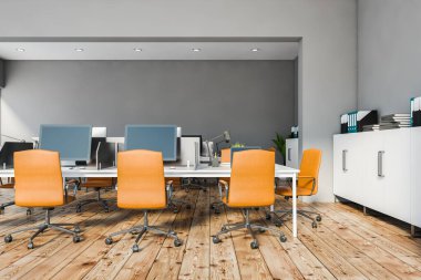 Gri duvarları, ahşap zemini, turuncu sandalyeleri ve beyaz dosya dolapları olan büyük beyaz bilgisayar masası. 3d oluşturma