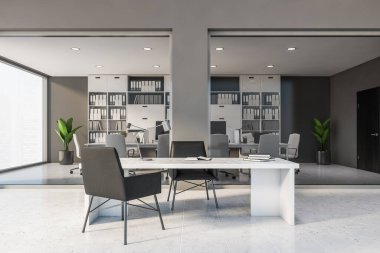 Gri duvarları, fayanslı zemini, bulanık şehir manzaralı panoramik penceresi ve turuncu sandalyeli devasa masası olan şık CEO ofisinin ön görüntüsü. Arka planda açık alan. 3d oluşturma