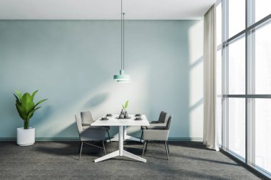 Mavi duvarlı, halılı, gri koltuklu beyaz masa ve bulanık manzaralı pencereli şık panoramik yemek odasının yan görüntüsü. 3d oluşturma