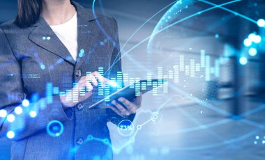 Tanımlanamayan iş kadını bulanık ofiste tablet kullanıyor. Dijital grafik ve gezegen hologramına iki kez maruz kalıyor. Küresel pazar konsepti. Tonlanmış görüntü. Bu görüntünün elementleri NASA tarafından desteklenmektedir