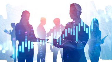 Değişik iş adamlarının siluetleri soyut şehirde birlikte çalışıyor ve bulanık büyüyen finansal grafiğin iki katına çıkıyor. Borsa ve takım çalışması kavramı. Tonu ayarlanmış resim
