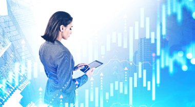 Bulanık şehirde tablet bilgisayar kullanan güzel Avrupalı genç iş kadınının yan görüntüsü. Parlayan dijital grafiğin iki katına çıkıyor. Ticaret kavramı. Tonu ayarlanmış resim