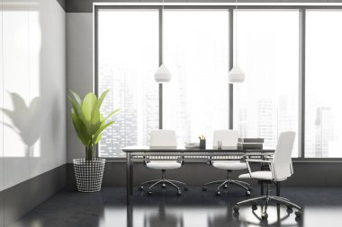 Beyaz ve gri duvarlı panoramik CEO ofisi, beton zemin, beyaz sandalyeli şık masa ve bulanık şehir manzaralı pencere. 3d oluşturma