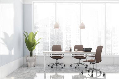 Beyaz duvarları, beton zemini, kahverengi sandalyeli şık masası ve bulanık manzaralı pencereli panoramik CEO ofisi. 3d oluşturma