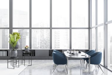 Beton zeminli modern panoramik yemek odası, mavi koltuklu uzun oval gri masa ve gri kitaplık. Bulanık şehir manzarası. 3d oluşturma