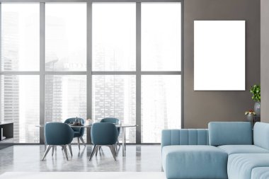 Gri duvarları, beton zemini, rahat mavi kanepesi ve oval masalı yemek odası olan panoramik oturma odasının içi. Dikey maket posteri. Bulanık şehir manzarası. 3d oluşturma