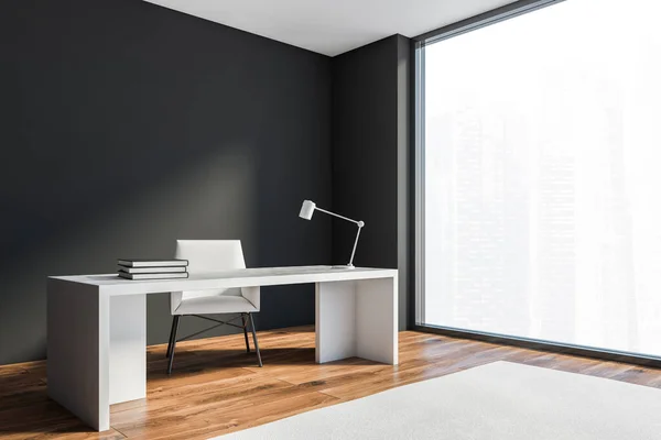 Ecke Des Minimalistischen Ceo Office Mit Dunkelgrauen Wänden Holzboden Panoramafenster — Stockfoto