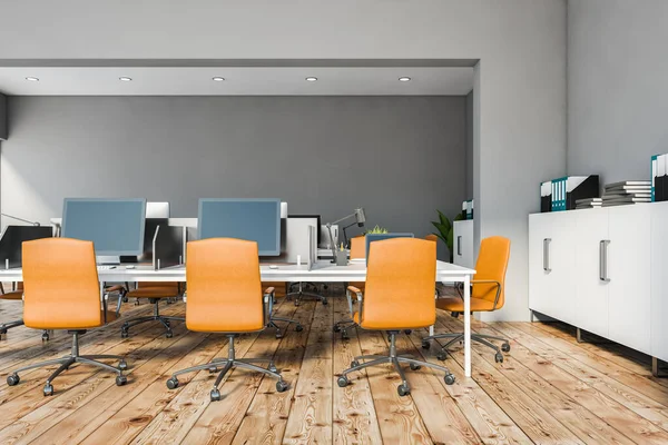 设有灰色墙壁 木制地板 大型白色电脑桌 橙色椅子和白色文件柜的开放式办公室室内 3D渲染 — 图库照片