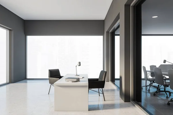 时尚的首席执行官办公室内部有灰色的墙壁 铺了瓷砖的地板 全景窗与模糊的城市景观和巨大的桌子与黑色椅子 领导的概念 3D渲染 — 图库照片