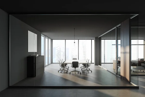 全景会议室的内部设有灰色墙壁 混凝土楼层 长长的白色会议桌和旁边的首席执行官办公室 窗户与模糊的城市景观 3D渲染 — 图库照片
