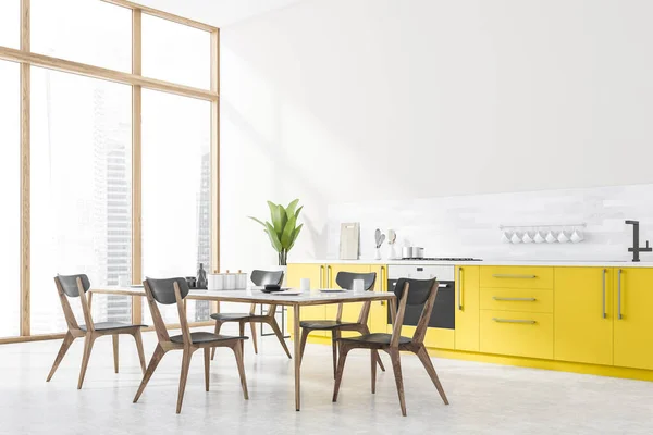 Ecke Der Panoramaküche Mit Weißen Wänden Betonboden Gelben Arbeitsplatten Und — Stockfoto