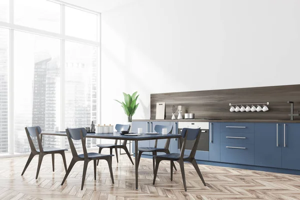 全景厨房角落 白色墙壁 木制地板 蓝色台面 有蓝色椅子的长餐桌 窗户与模糊的城市景观 3D渲染 — 图库照片