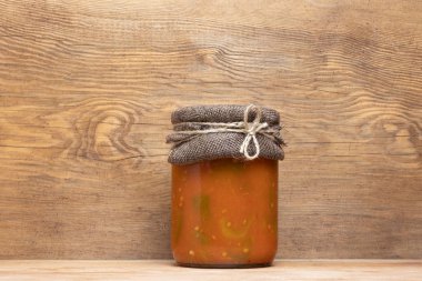 Tahta bir arka planda kavanozda leço