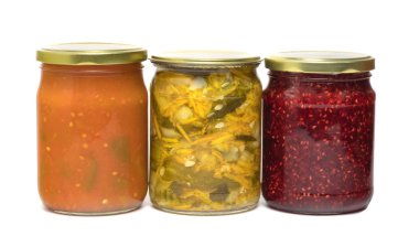 Beyaz arkaplanda bir dizi konserve ürün