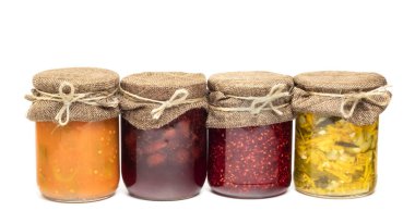 Beyaz arkaplanda bir dizi konserve ürün