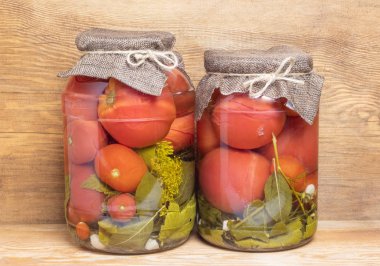 Ahşap zemin üzerinde tuzlanmış domates