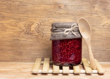 Güzel bir arka planda kavanozda ahududu reçeli