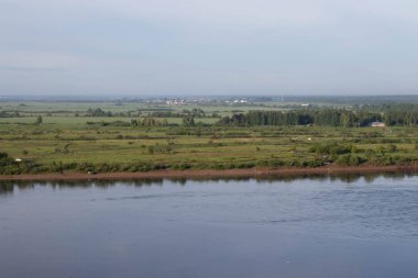 Tarlaları olan güzel nehir manzarası