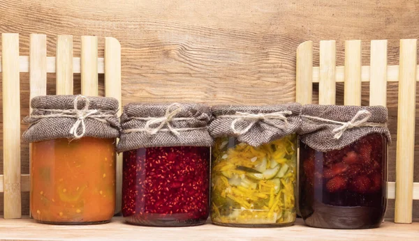 Latas Con Comida Enlatada Sobre Fondo Madera —  Fotos de Stock