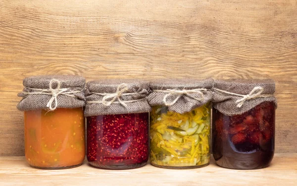 Latas Com Alimentos Enlatados Fundo Madeira — Fotografia de Stock