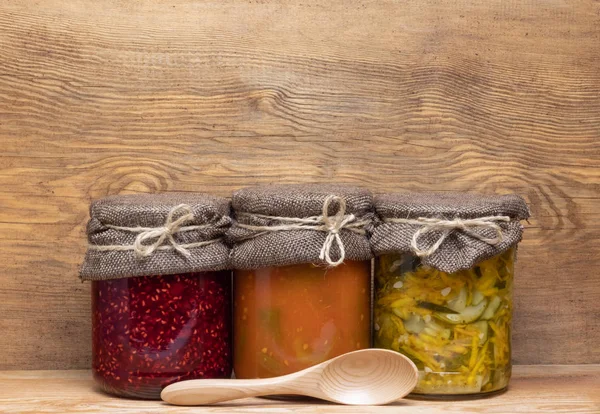 Latas Com Alimentos Enlatados Fundo Madeira — Fotografia de Stock