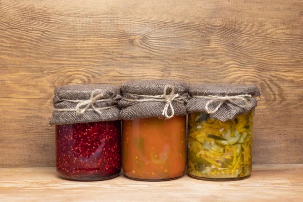 Latas Con Comida Enlatada Sobre Fondo Madera —  Fotos de Stock