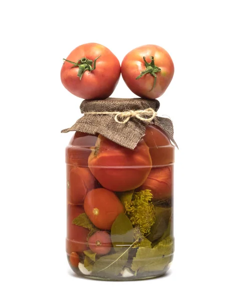 Jarros Com Tomates Enlatados Tomates Frescos Fundo Branco — Fotografia de Stock