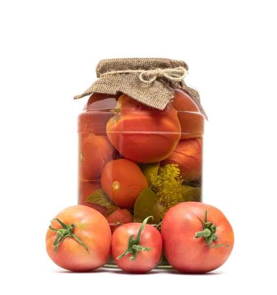 Frascos Con Tomates Enlatados Tomates Frescos Sobre Fondo Blanco —  Fotos de Stock