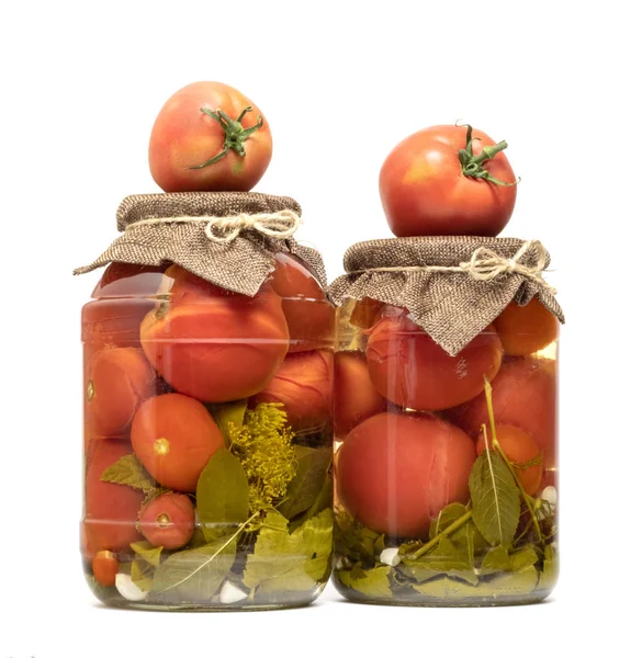 Jarros Com Tomates Enlatados Tomates Frescos Fundo Branco — Fotografia de Stock