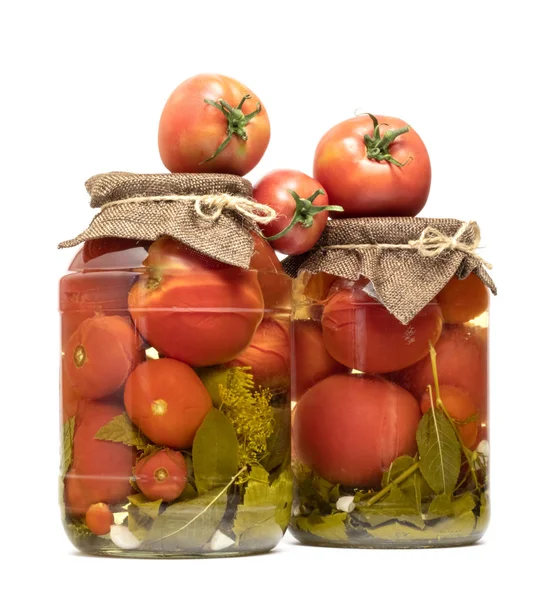 Jarros Com Tomates Enlatados Tomates Frescos Fundo Branco — Fotografia de Stock