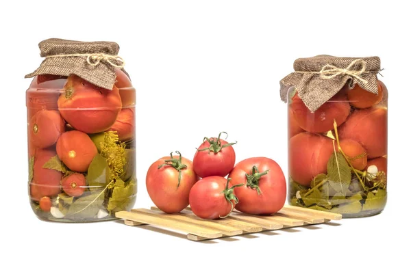 Jarros Com Tomates Enlatados Tomates Frescos Fundo Branco — Fotografia de Stock