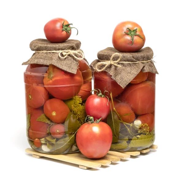 Frascos Con Tomates Enlatados Tomates Frescos Sobre Fondo Blanco —  Fotos de Stock