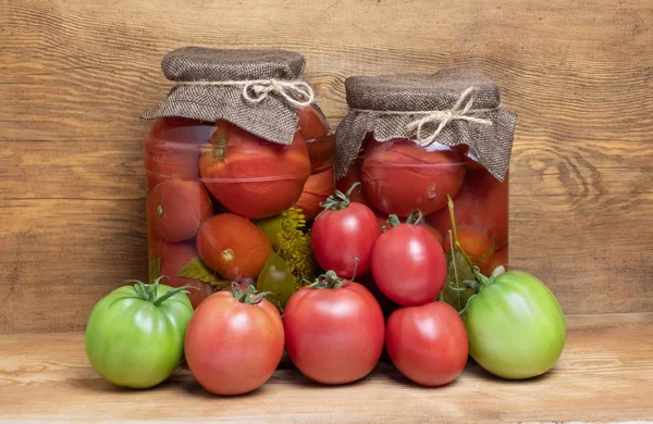 Frascos Con Tomates Enlatados Tomates Frescos Sobre Fondo Madera —  Fotos de Stock