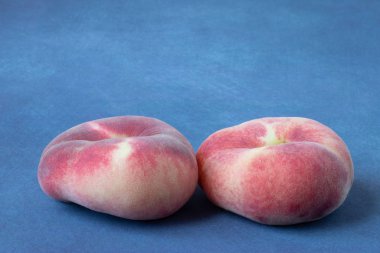 Şeftali inciri güzel bir arka planda