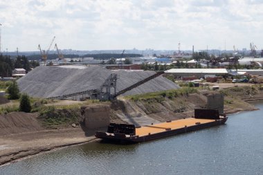 Nehir kenarındaki sanayi bölgesi