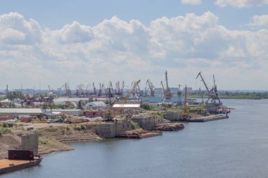 Nehir kenarındaki sanayi bölgesi