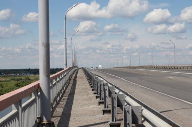 Köprüde yürüyüş yolu