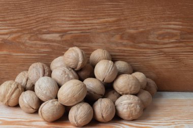 ahşap arka planda cevizler